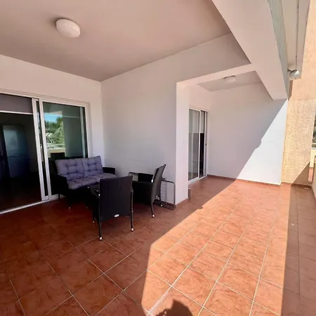 2 Bed 1st Floor Mc Kenzie -3 Min Walk To The Beach! * Ларнака